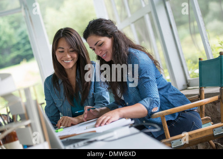 Zwei Frauen Toger Bildschirm eines digitalen Tablet zu betrachten. Stockfoto