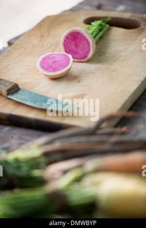 Sortierung und hacken frisch gepflückt Sommergemüse und Obst. Stockfoto