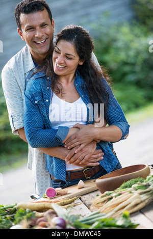 Ein Mann und Frau Toger im Freien im Sommer. Stockfoto