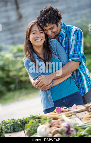 Zwei Personen in einem Garten umarmen. Stockfoto