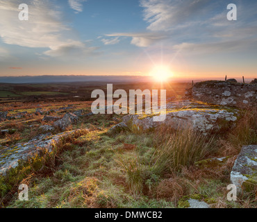 Sonnenuntergang über Carbilly Tor auf Bodmin Moor in Cornwall Stockfoto