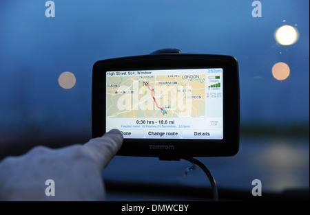 TomTom-Navi im Auto für die Navigation verwendet wird Stockfoto