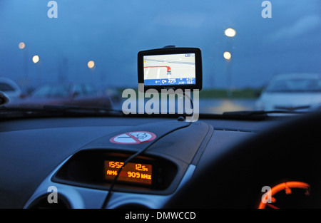 TomTom-Navi im Auto für die Navigation verwendet wird Stockfoto