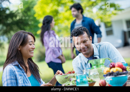 Eine Sommer-Party im Freien. Ein paar an einem Tisch sitzen. Stockfoto