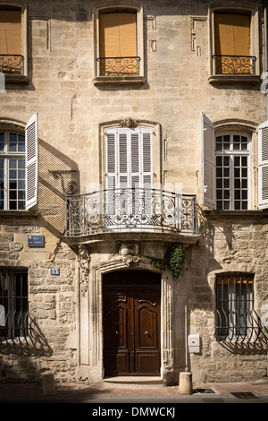 Schöne alte Naturstein-Gebäude in der Altstadt von Avignon, Frankreich, Europa. Stockfoto