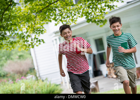 Zwei Jungs in einem Bauernhaus Garten im Sommer. Stockfoto