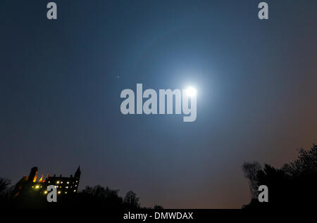 Alton Schloß, Stäbe, UK. 17. Dezember 2013.     In den frühen Morgenstunden von heute Morgen (Dienstag) schwebt ein Halo um den Mond über Alton Schloß, Staffordshire. Halos sind ein Zeichen der hohen dünnen Zirruswolken driften 20.000 Fuß oder mehr über unseren Köpfen.    Es gibt eine alte Wetter sagen: "Ring um den Mond bedeutet Regen bald". Gibt es Wahrheit zu diesem sagen, weil hohe Zirruswolken oft vor einem Sturm kommen.    Bildnachweis: Joanne Roberts/Alamy Live-Nachrichten Stockfoto