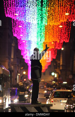 Rom, 16. Dezember 2013 Traffic Warden Verkehrslenkung mit Weihnachtsbeleuchtung in Piazza Piazza Venezia, Rom, Italien © Gar Stockfoto