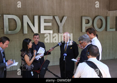 Außerhalb Sydney Polizei Zentrum, Goulburn Street, Sydney, Sydney, NSW, Australien. 17. Dezember 2013. Michael Lonie, New South Wales State Director National Retail Association spricht zu den Medien über die Operation Lightfingers. Offiziere in Redfern Region Durchsetzung Kader, unterstützt von der Polizei aus Sydney City, Leichhardt und östlichen Vororten lokalen Bereich Befehle, befestigt arbeitete in Verbindung mit Verlust Prävention Personal aus einer Reihe von Kaufhäusern und gezielte systematische Eigentum Diebstahl. Bildnachweis: Richard Milnes/Alamy Live-Nachrichten Stockfoto