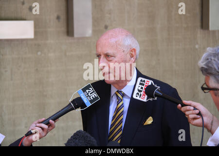 Außerhalb Sydney Polizei Zentrum, Goulburn Street, Sydney, Sydney, NSW, Australien. 17. Dezember 2013. Michael Lonie, New South Wales State Director National Retail Association spricht zu den Medien über die Operation Lightfingers. Offiziere in Redfern Region Durchsetzung Kader, unterstützt von der Polizei aus Sydney City, Leichhardt und östlichen Vororten lokalen Bereich Befehle, befestigt arbeitete in Verbindung mit Verlust Prävention Personal aus einer Reihe von Kaufhäusern und gezielte systematische Eigentum Diebstahl. Bildnachweis: Richard Milnes/Alamy Live-Nachrichten Stockfoto