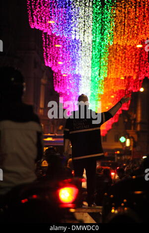 Rom, 16. Dezember 2013 Traffic Warden Verkehrslenkung mit Weihnachtsbeleuchtung in Piazza Piazza Venezia, Rom, Italien © Gar Stockfoto