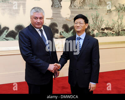 Peking, China. 17. Dezember 2013. Meng Jianzhu (R), Mitglied des Politbüros der kommunistischen Partei von China ZK und auch Sekretär der Kommission für politische und rechtliche Angelegenheiten von der kommunistischen Partei von China Zentralausschuss, schüttelt Hände mit russischen Minister für innere Angelegenheiten Vladimir Kolokoltsev bei ihrem Treffen in Peking, Hauptstadt von China, 16. Dezember 2013. © Zhang Duo/Xinhua/Alamy Live-Nachrichten Stockfoto