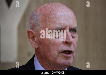 Außerhalb Sydney Polizei Zentrum, Goulburn Street, Sydney, Sydney, NSW, Australien. 17. Dezember 2013. Michael Lonie, New South Wales State Director National Retail Association spricht zu den Medien über die Operation Lightfingers. Offiziere in Redfern Region Durchsetzung Kader, unterstützt von der Polizei aus Sydney City, Leichhardt und östlichen Vororten lokalen Bereich Befehle, befestigt arbeitete in Verbindung mit Verlust Prävention Personal aus einer Reihe von Kaufhäusern und gezielte systematische Eigentum Diebstahl. Bildnachweis: Richard Milnes/Alamy Live-Nachrichten Stockfoto