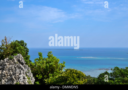 Blick über den Pazifik von der westlichen Küste von Okinawa in Japan Stockfoto