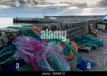 Pier Burghead arbeitenden Netze Moray Küste angeln Stockfoto