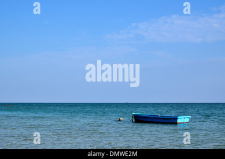 Blaues Boot an der westlichen Küste der japanischen Insel Okinawa Stockfoto