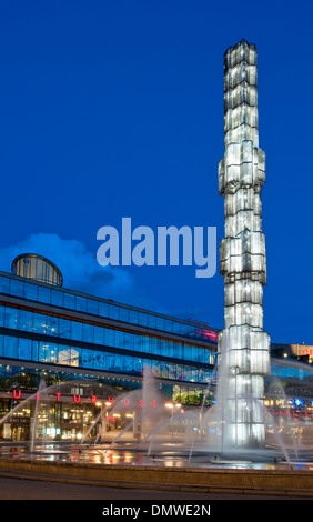 Sergels Torg, die Skulptur, Crystal (1974), in der Nacht gesehen. Stockholm, Schweden Stockfoto