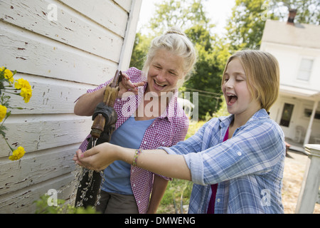 Ein Familien-Sommer-Garing auf einem Bauernhof. Ein gemeinsames Essen eine Heimkehr. Stockfoto