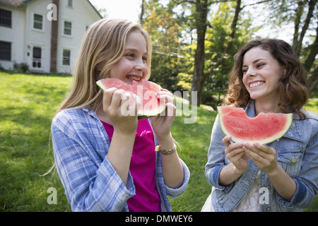 Ein Familien-Sommer-Garing auf einem Bauernhof. Ein gemeinsames Essen eine Heimkehr. Stockfoto