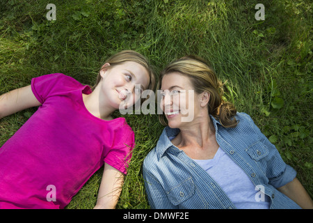 Ein Familien-Sommer-Garing auf einem Bauernhof. Ein gemeinsames Essen eine Heimkehr. Stockfoto
