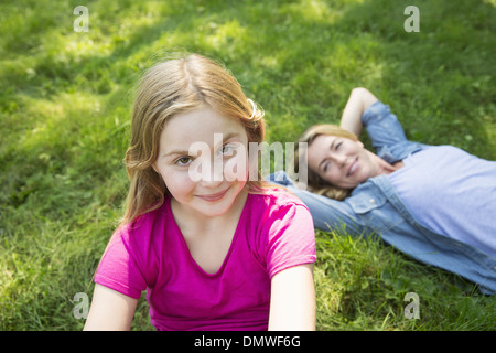 Ein Familien-Sommer-Garing auf einem Bauernhof. Ein gemeinsames Essen eine Heimkehr. Stockfoto