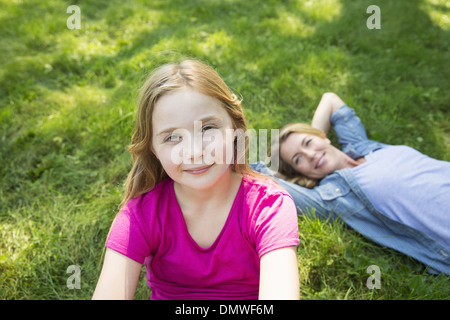 Ein Familien-Sommer-Garing auf einem Bauernhof. Ein gemeinsames Essen eine Heimkehr. Stockfoto