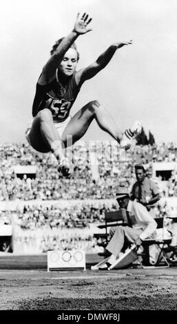 Schlagen Sie 1. September 1960 - Rom, Italien - russische Sportler VERA KREPKINA, geboren 16. April 1933, die Welt und olympischer Rekord mit einem Sprung von 20 ft. 10 3/4 VG gewinnt das Finale der Frauen Weitsprung Veranstaltung während der Olympischen Spiele in Rom. (Kredit-Bild: © KEYSTONE Bilder USA/ZUMAPRESS.com) Stockfoto