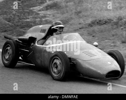 7. Oktober 1963; Rom, Italien; ANTONIO ASCARI im Alter von 21 der Sohn des berühmten Motocar Fahrer Weltmeister Alberto Ascari, tot auf 1955 bei einem Test der Ferrari auf dem Autodrom von Monza, will seine großen Vater nachzueifern. Trotz der schlechten Schicksal, das scheint Ascari Familie folgen, folgt die junge Antonio einen spezieller Kurs für Motocars Fahrer an Vallelunga Rome Autodrome, unde Stockfoto