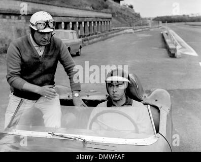 7. Oktober 1963; Rom, Italien; ANTONIO ASCARI im Alter von 21 der Sohn des berühmten Motocar Fahrer Weltmeister Alberto Ascari, tot auf 1955 bei einem Test der Ferrari auf dem Autodrom von Monza, will seine großen Vater nachzueifern. Trotz der schlechten Schicksal, das scheint Ascari Familie folgen, folgt die junge Antonio einen spezieller Kurs für Motocars Fahrer an Vallelunga Rome Autodrome, unde Stockfoto