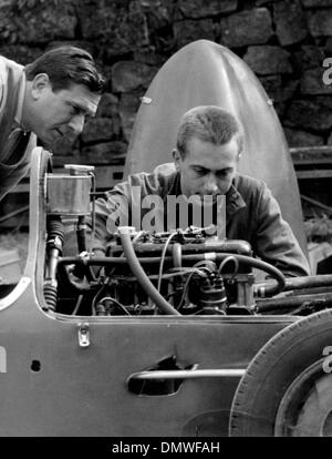 7. Oktober 1963; Rom, Italien; ANTONIO ASCARI im Alter von 21 der Sohn des berühmten Motocar Fahrer Weltmeister Alberto Ascari, tot auf 1955 bei einem Test der Ferrari auf dem Autodrom von Monza, will seine großen Vater nachzueifern. Trotz der schlechten Schicksal, das scheint Ascari Familie folgen, folgt die junge Antonio einen spezieller Kurs für Motocars Fahrer an Vallelunga Rome Autodrome, unde Stockfoto