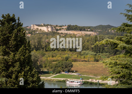Blick auf Landschaft und Schloss Fort Villeneuve-Les-Avignon, über den Fluss Rhone, Avignon, Frankreich, Europa. Stockfoto