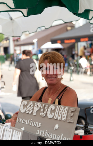 Amboise Sommer Abendmarkt, weibliche Standinhaber lächelnd Stockfoto