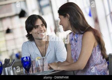 Ein Café-Interieur. Ein paar an einem Tisch sitzen. Stockfoto