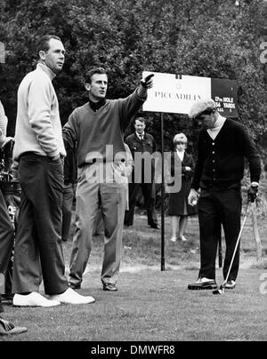 13. Oktober 1965 - London, England, Vereinigtes Königreich - Golfer GARY PLAYER und TED DEXTER am Piccadilly Welt Spiel Golfturnier am Wentworth. (Kredit-Bild: © KEYSTONE Bilder USA/ZUMAPRESS.com) Stockfoto