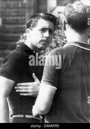 6. November 1965 - Sydney, Australien - Golfer GARY PLAYER nach seinem Ausscheiden aus dem Wills-Masters-Turnier. Bild: Gary Player mit einem Gegner zu sprechen. (Kredit-Bild: © KEYSTONE Bilder USA/ZUMAPRESS.com) Stockfoto