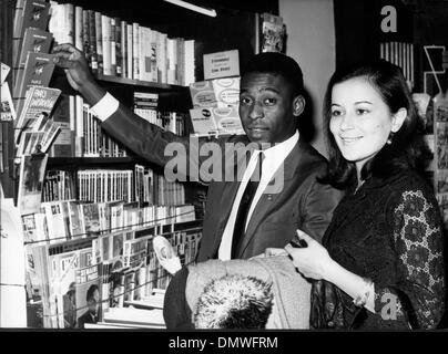 16. März 1966 - Paris, Frankreich - brasilianische Fußballer EDSON NASCIMENTO "PELE" mit seiner neuen Frau einkaufen während ihrer Flitterwochen in Paris. (Kredit-Bild: © KEYSTONE Bilder USA/ZUMAPRESS.com) Stockfoto