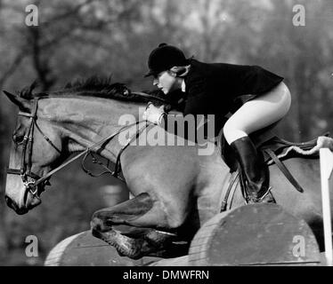 11. April 1966; London, UK; Weltmeisterin MARION COAKES war in guter Form, als nahm sie erste und zweite Plätze in der Wills Einsätze, das wichtigste Ereignis im Springreiten Hickstead. Sie gewann das Ereignis auf ihrem Pferd "Kleiner Kerl" und belegte den zweiten Platz auf ihrem anderen Pferd "Kinderwagen." Dieses Bild zeigt ihr eine of the Jumps auf "Kerlchen." (Kredit-Bild: © KEYSTONE USA Bilder) Stockfoto