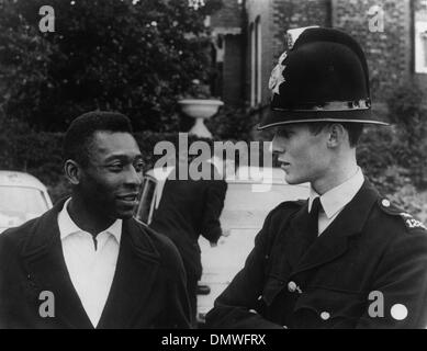8. Juli 1966 - London, England, U.K - brasilianische Fußballer EDSON NASCIMENTO "PELE" hat ein Gespräch mit einem Polizisten. (Kredit-Bild: © KEYSTONE Bilder USA/ZUMAPRESS.com) Stockfoto