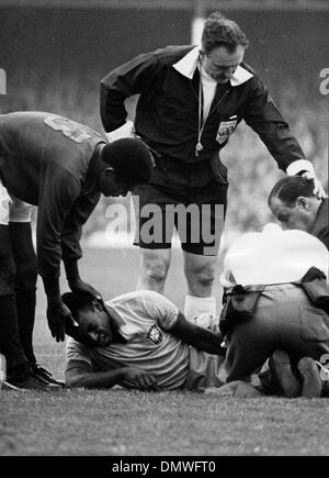 20. Juli 1966 - London, England, U.K - brasilianische Fußballer EDSON NASCIMENTO "PELE", verletzt, während einer WM-match zwischen Brasilien und Portugal. (Kredit-Bild: © KEYSTONE Bilder USA/ZUMAPRESS.com) Stockfoto