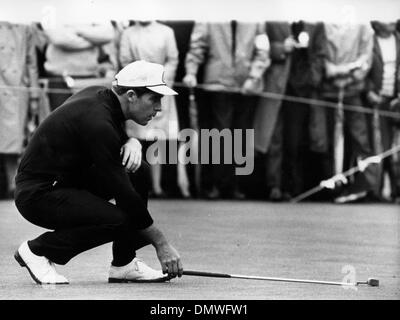 12. Oktober 1967 - London, England, Großbritannien - Golfer GARY PLAYER bei der Piccadilly Welt Spiel Golfturnier in Wentworth. Bild: Gary Player Schlange seinen Putt. (Kredit-Bild: © KEYSTONE Bilder USA/ZUMAPRESS.com) Stockfoto