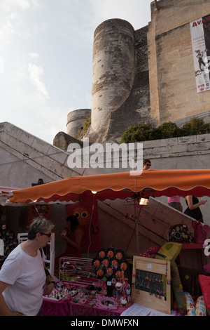 Amboise Sommer Abendmarkt, Frau betrachten Ohrringe auf stall Stockfoto