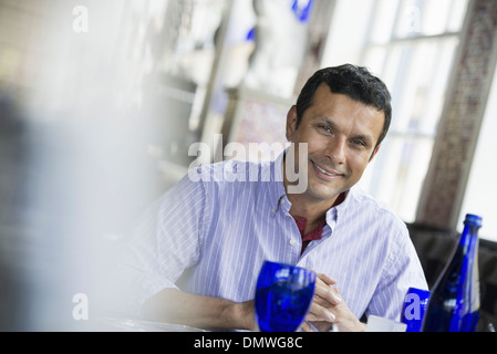 Ein Café-Interieur. Ein Mann an einem Tisch sitzen. Stockfoto