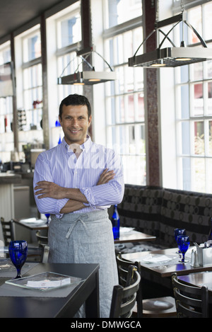 Ein Café-Interieur. Ein Mann im Chef es weiß. Stockfoto