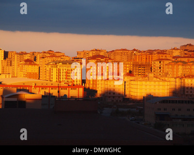 Sonnenaufgang über neu erbauten Wohnsiedlung in Istanbul Türkei. Stockfoto