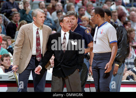 1. November 1991; San Antonio, TX, USA; Co-Trainer Gregg Popovich und Cheftrainer Larry Brown erscheinen in einem Spiel gegen die Dallas Mavericks in der HemisFair Arena in San Antonio auf 1. November 1991. Stockfoto