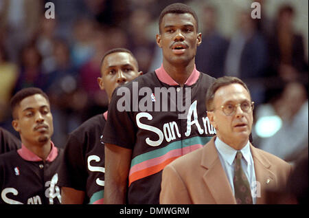 1. November 1991; San Antonio, TX, USA; Coach Larry Brown und David Robinson stehen, während die Nationalhymne in einem Spiel gegen die Dallas Mavericks in der HemisFair Arena in San Antonio am 16. Januar 1991 stattfindet. Stockfoto