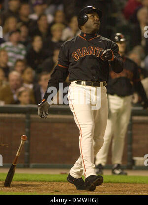 11. Mai 2001; San Francisco, CA, USA; San Francisco Giants Barry Bonds, #25, hält ein Auge auf den ball, wie er seine 509. Homerun gegen New York Mets Krug Steve Trachsel, #29, im 4. Inning ihres Spiels auf Freitag, 11. Mai 2001 bei Pacific Bell Park in San Francisco, Kalifornien trifft Stockfoto