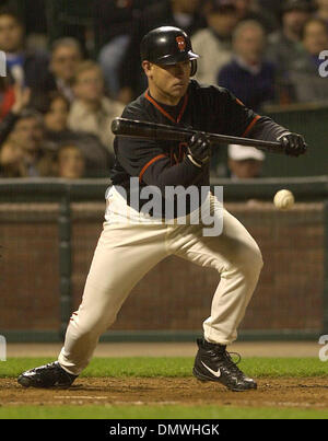 11. Mai 2001; San Francisco, CA, USA; San Francisco Giants Krug Mark Gardner, #26, bunts einen Ball aufgeschlagen von New York Mets Krug Steve Trachsel, #29, im 5. Inning ihres Spiels auf Freitag, 11. Mai 2001 bei Pacific Bell Park in San Francisco, Kalifornien Gardner wurde geworfen, am erster, aber fortgeschrittene Bobby Estalella, 01:31. Stockfoto