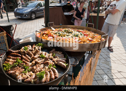 Amboise Sommerabend zu vermarkten, zwei große Pfannen von Essen kochen, Würstchen und Légumes du soleil Stockfoto