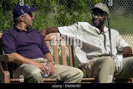 5. Juni 2001; Los Altos, Kalifornien, USA; NFL große Jerry Rice plaudert mit einem unbekannten Mann am Abschlag am 11. Loch im Los Altos Country Club in Los Altos, Kalifornien während des Reises Charity-Golfturnier zugunsten seiner Jerry Rice 127 Foundation auf Freitag, 4. Mai 2001. Dies an einem Tag wenn Reis seine bedingungslose Freilassung von den San Francisco 49ers gewährt wurde, erlaubte ihm, zu unterzeichnen Stockfoto